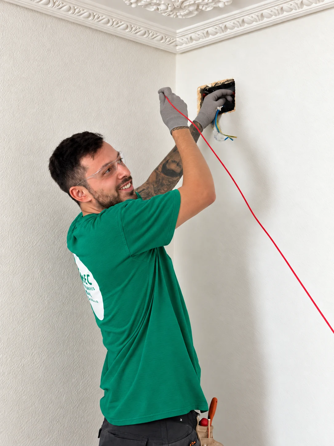 Un membre de l’equip d’A.BEC treballant en el cablejat elèctric d’un habitatge.